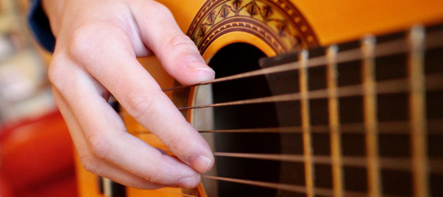 Gitarrenunterricht an der Grundschule Lichtenhagen.